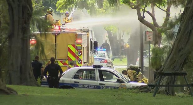 Choc alle Hawaii: uomo accoltella diverse persone, uccide due agenti di polizia e dà fuoco a una casa VIDEO