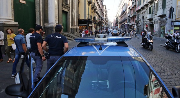 Via Toledo Napoli, denunciati due uomini del Bangladesh con 18 borse false