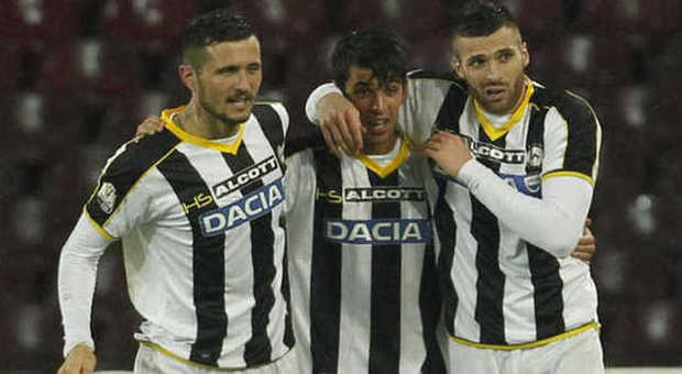 I giocatori dell'Udinese con lo sponsor Dacia