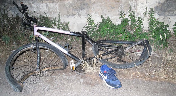 Tragedia alle porte della città: travolto da un'auto, muore ciclista