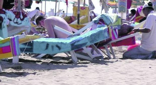 Ti fai fare un massaggio abusivo in spiaggia? Rischi una multa fino a 500 euro