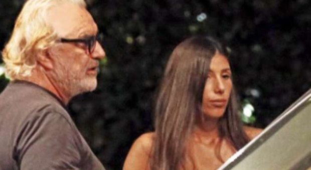 Flavio Briatore, eccolo con la fidanzata Vittoria Di Flavio: «Mora dal fisico statuario, lavora al Billionaire»