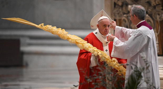 Papa Francesco, la messa delle Palme nella Basilica deserta: «I veri eroi danno se stessi per gli altri»