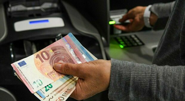 Bancomat impazzito, 23enne preleva 90mila euro (in 46 volte) senza addebiti sul conto: ora rischia il carcere