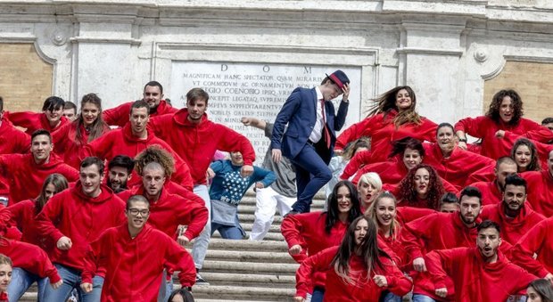 Roma, flash mob a piazza di Spagna con il ballerino della Tim
