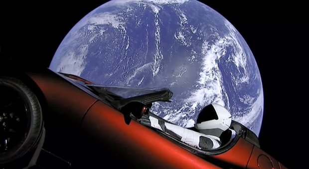 La Tesla Raodster nello spazio in viaggio verso Marte con sullo sfondo la Terra