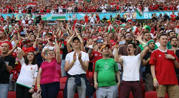 Budapest, i tifosi tornano allo stadio senza mascherine: per Ungheria-Portogallo c'è il tutto esaurito