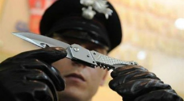 Rodigino arrestato, accusa di tentato omicidio. Foto: un coltello sequestrato dai carabinieri (foto di repertorio)
