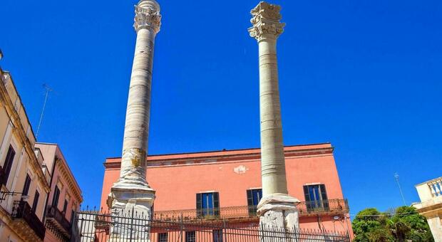 Una ricostruzione grafica con entrambe le colonne romane integre