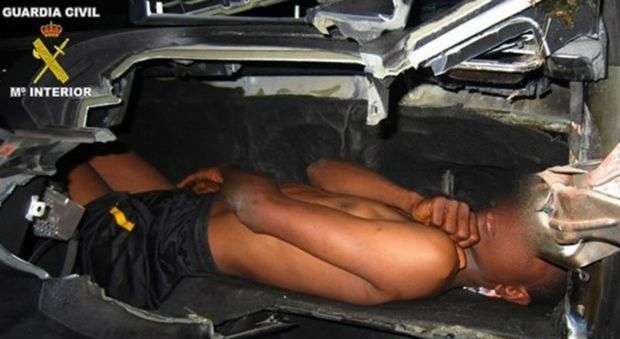 Spagna, trafficante di esseri umani nasconde bambino nel portabagagli dell'auto