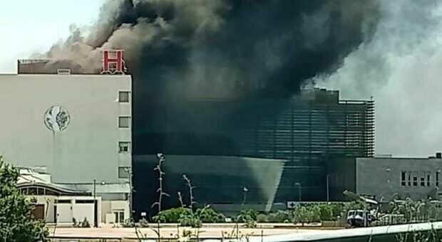 Incendio all'ospedale Miulli, grossa nube di fumo nero: le fiamme dal pronto soccorso, evacuati i presenti