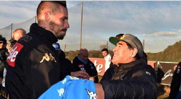 I complimenti di Maradona a Hamsik: «Continui a fare molti gol col Napoli»
