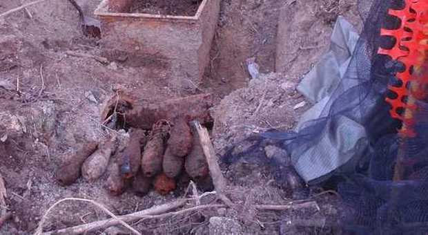 Operai al lavoro nel cantiere: spunta arsenale di 115 fra bombe e granate