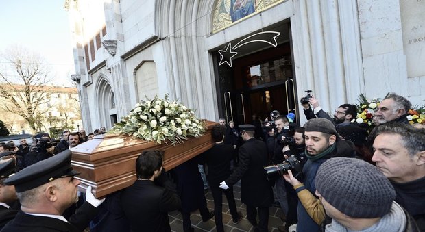 Milano, l'ultimo omaggio a Gualtiero Marchesi: folla e lacrime ai funerali dello chef