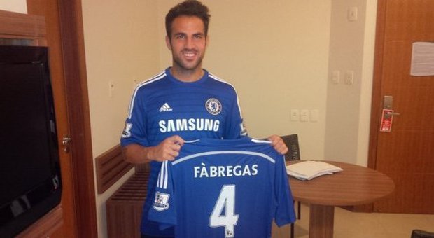 Fabregas passa dal Barcellona al Chelsea firmato un contratto per 5 anni