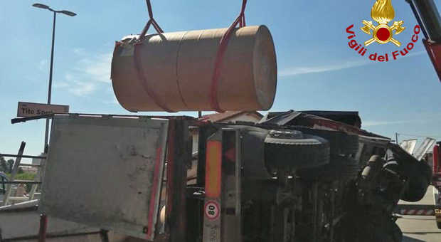L'INTERVENTO I vigili del fuoco al lavoro per rimuovere il carico di un camion che si è ribaltato a San Martino di Lupari