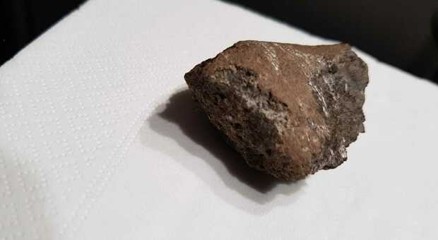 Il sospetto meteorite caduto su un'auto a Santa Maria di Sala