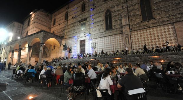 L'edizione 2014 della cena sulle scalette del duomo di San Lorenzo