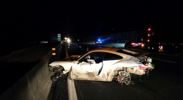 Schianto in Porsche sull'Autostrada del sole: muoiono due giovani