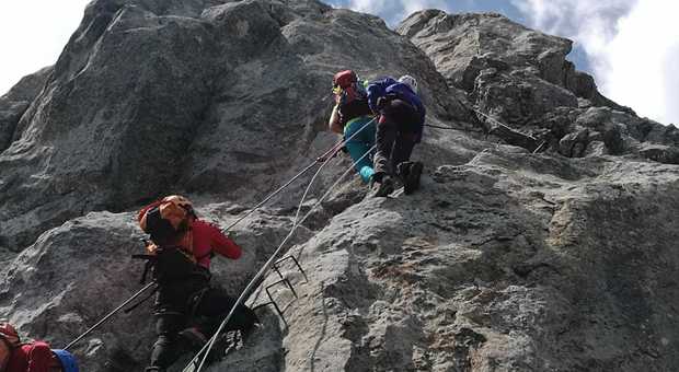 Colpiti da una scarica di sassi: alpinisti tedeschi incrodati in quota