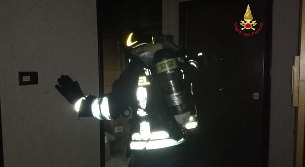 Donna Olimpia, casa in fiamme: anziano portato in salvo dai vigili del fuoco