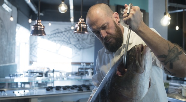Cucina, frollatura del pesce: la nuova tecnica dello chef di Salerno Raul Forte, protagonista di un seminario a HostMilano 2021