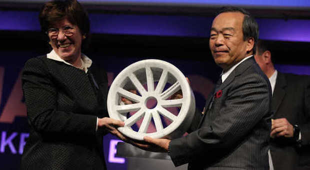 Takeshi Uchiyamada riceve il premio da Giovanna Mazzocchi
