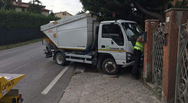 Civitanova, furgoncino dei rifiuti si sfrena: l'autista sale al volo ed evita l'incrocio