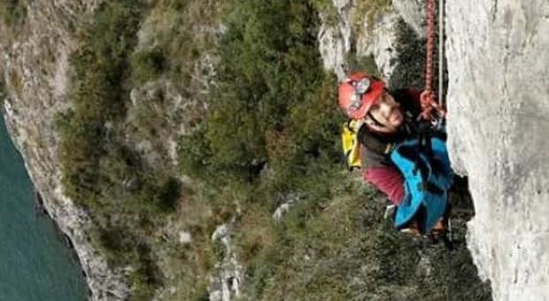 Muore a 14 anni precipitando per 30 metri dal sentiero Rilke a Trieste: era con la madre