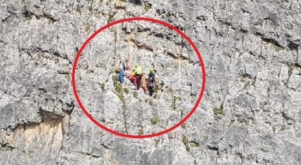 Cortina, precipita per 20 metri in parete ma il compagno di cordata la trattiene: salvata
