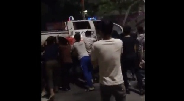 Covid, Cina: scontri con la polizia a Guangzhou durante le proteste contro il lockdown