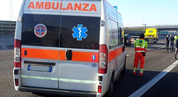 Pesaro, violento scontro tra un camion ed un'auto: condecente all'ospedale