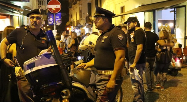 Napoli, notte di sangue ai baretti di Chiaia: 19enne accoltellato tra la folla