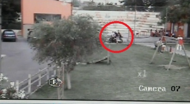 La coppia monta in moto con la bambina appena rapita