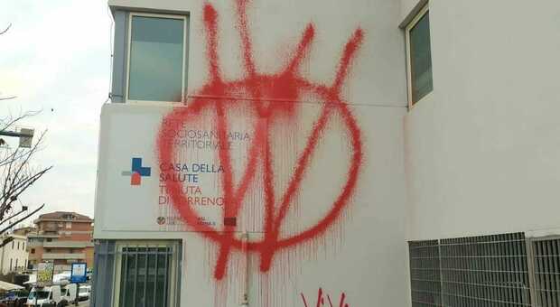 Roma, scritte No Vax contro i medici: imbrattata la Casa della salute. D'Amato: «Vigliacchi farneticanti»