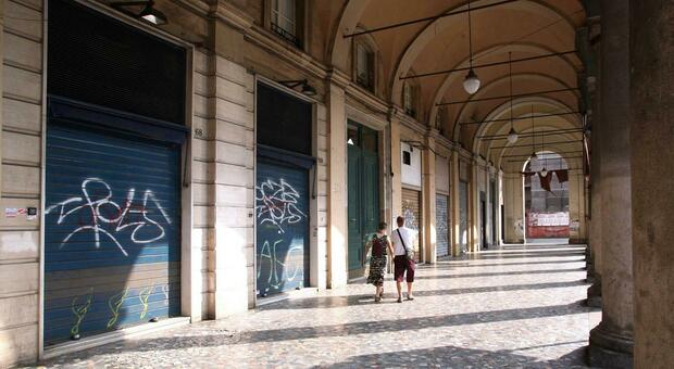 Tentano di scippare la borsetta alla moglie e gli spaccano una bottiglia in testa: paura in centro a Roma