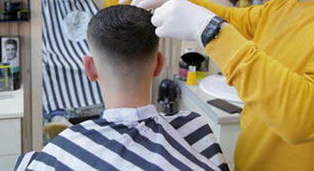 Il taglio di capelli fatto al nipote non va bene: uomo prende a sprangate il barbiere