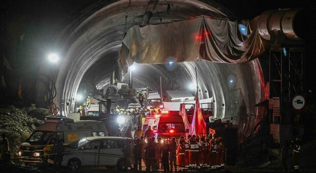 India, salvi i 41 lavoratori intrappolati nel tunnel: erano bloccati da 16 giorni INDIA
