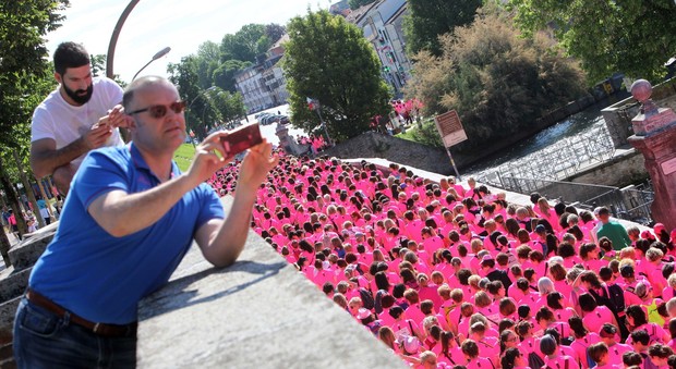 Treviso si tinge di rosa: la corsa delle donne, 11mila in città