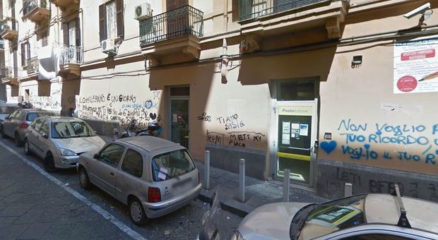 Choc a Napoli, crolla il soffitto all'ufficio postale: dipendente ferito