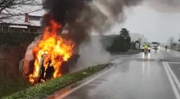Torna dal mercato e il suo furgone esplode nell'incidente: salvo miracolosamente FOTO