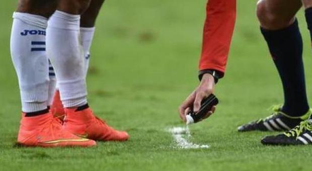 Arbitri, l'Uefa approva l'uso dello spray l'esordio il 12 con la Supercoppa europea