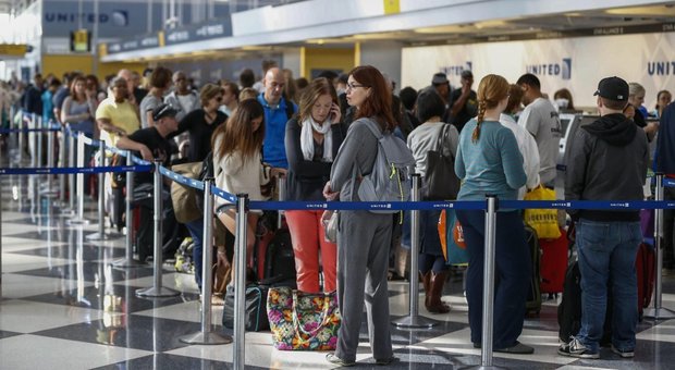 Alitalia, per i viaggiatori biglietti garantiti fino all’estate: poi rischio ticket non sostituibili