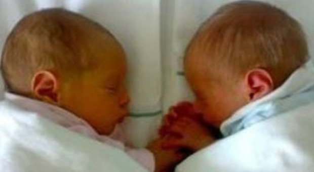 Il giudice boccia il ricorso dei genitori genetici: i gemellini restano con la mamma che li ha messi al mondo