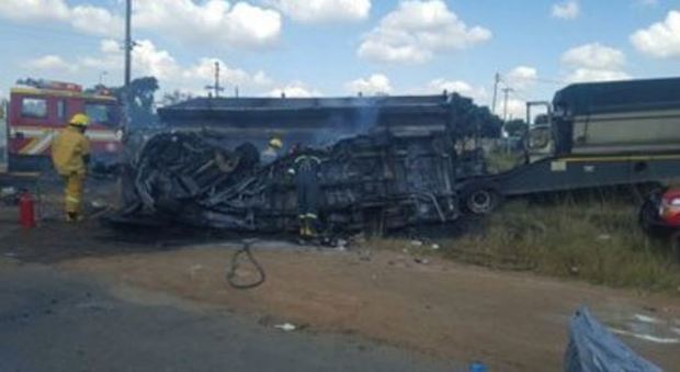 Johannesburg, camion cisterna contro uno scuolabus: 17 studenti bruciati vivi