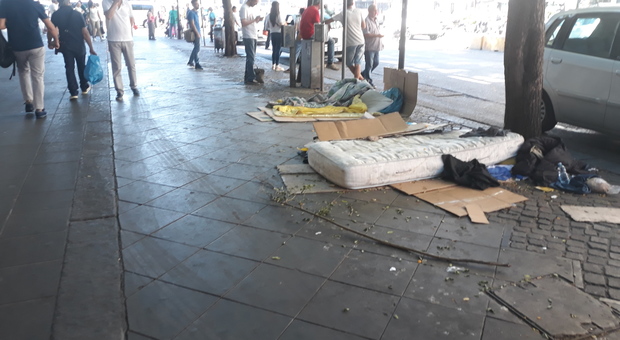 Napoli, Che degrado attorno alla stazione: I clochard allestiscono i giacigli per passare la notte e riposare durante il giorno