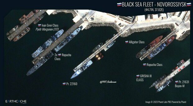 Crimea, la Russia si sta davvero ritirando? La flotta del Mar Nero trasferita e le immagini satellitari: ecco cosa sta succedendo