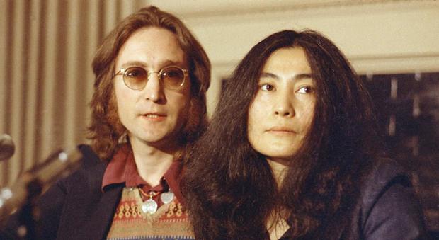 Yoko Ono, da strega a vera geisha: l'icona oltre lo specchio