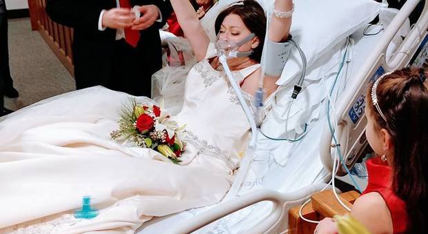 Malata terminale di cancro, 31enne si sposa in ospedale e muore 24 ore dopo