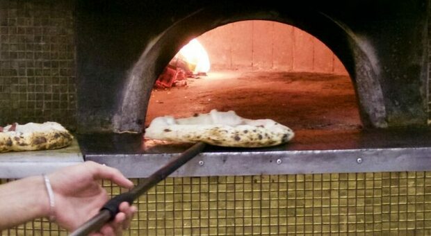 Napoli: sicurezza alimentare e tavolino selvaggio, blitz dell'Asl nelle pizzerie di via Pietro Colletta